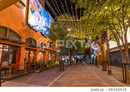 《神奈川県》川崎駅前夜の繁華街・ラチッタデッラ 《神奈川県》川崎駅前夜の繁華街・ラチッタデッラ 98108428