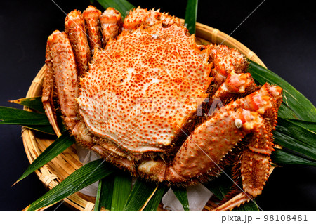 笹の乗った笊に盛り付けられた毛蟹 98108481