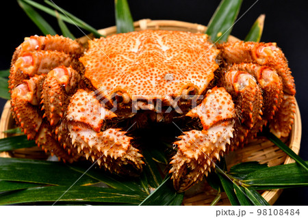 笹の乗った笊に盛り付けられた毛蟹 笹の乗った笊に盛り付けられた毛蟹 98108484