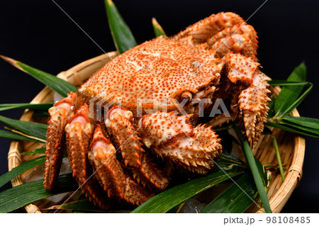 笹の乗った笊に盛り付けられた毛蟹 98108485