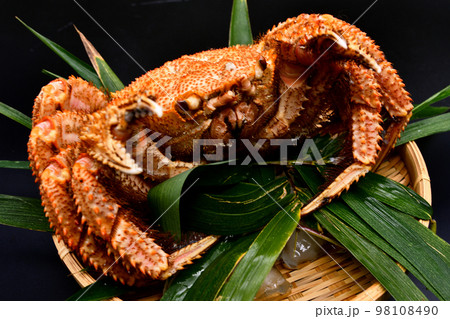 笹の乗った笊に盛り付けられた毛蟹 98108490