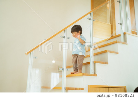 1人で階段を降りる2歳の男の子 98108523
