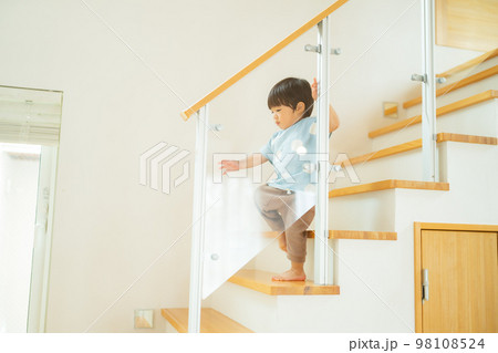 1人で階段を降りる2歳の男の子 98108524