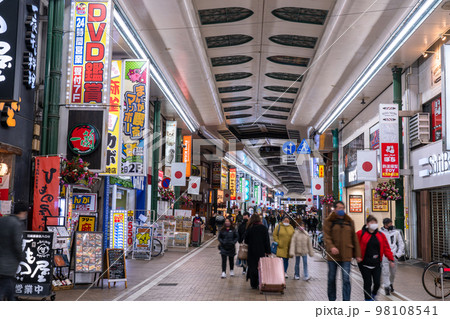 《神奈川県》川崎駅前夜の繁華街・銀柳街 98108541