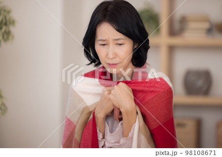 冷え性　ストールに包まるミドル 98108671