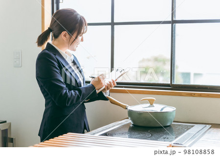 キッチンの設備・IHクッキングヒーターをチェックするアジア人ビジネスウーマン(水道) キッチンの設備・IHクッキングヒーターをチェックするアジア人ビジネスウーマン(水道) 98108858