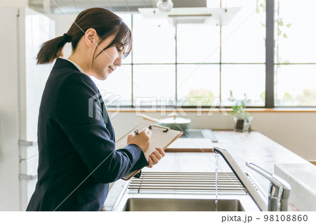 キッチンの設備・水道・水漏れ・漏水をチェックするアジア人ビジネスウーマン（水道） 98108860