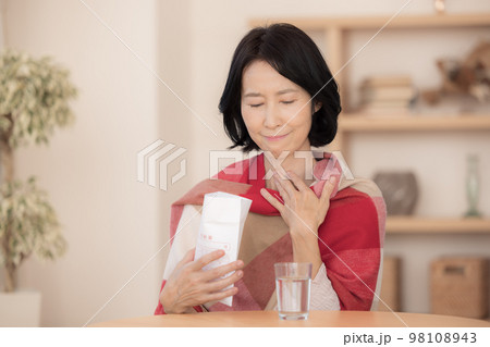 体調不良 薬を飲むミドル女性 体調不良 薬を飲むミドル女性 98108943