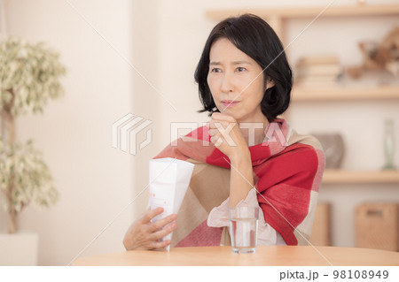 体調不良 薬を飲むミドル女性 体調不良 薬を飲むミドル女性 98108949