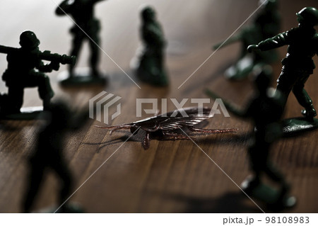 偽物のゴキブリを退治する玩具のミニチュア兵隊 偽物のゴキブリを退治する玩具のミニチュア兵隊 98108983