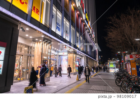 《神奈川県》川崎駅前夜の繁華街・京急川崎駅付近 98109017