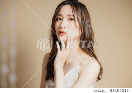 ベージュのドレスの女性 98109059