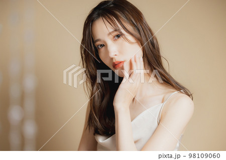 ベージュのドレスの女性 ベージュのドレスの女性 98109060