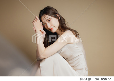 ベージュのドレスの女性 98109072