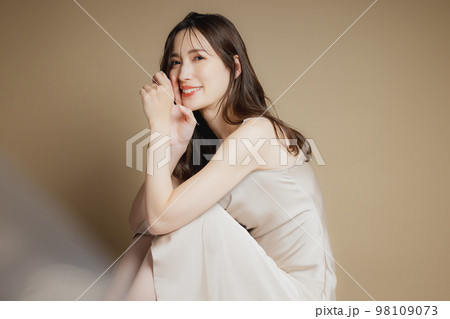 ベージュのドレスの女性 98109073
