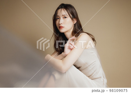 ベージュのドレスの女性 ベージュのドレスの女性 98109075