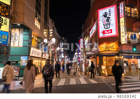 《神奈川県》川崎駅前夜の繁華街・仲見世通 98109142