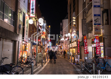 《神奈川県》川崎駅前夜の繁華街・仲見世通 98109143