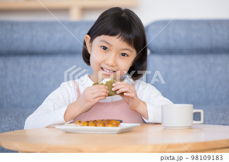 和菓子を食べる女の子 和菓子を食べる女の子 98109183