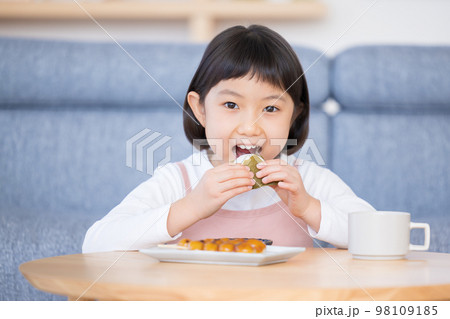 和菓子を食べる女の子 98109185