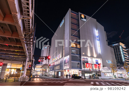 《神奈川県》川崎駅前夜の繁華街・JR川崎駅付近 《神奈川県》川崎駅前夜の繁華街・JR川崎駅付近 98109242