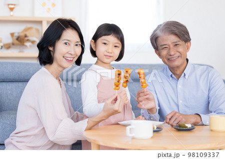 おじいちゃんおばあちゃんと和菓子を食べる女の子 おじいちゃんおばあちゃんと和菓子を食べる女の子 98109337