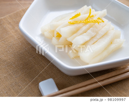 小皿に盛った柚子大根 98109997