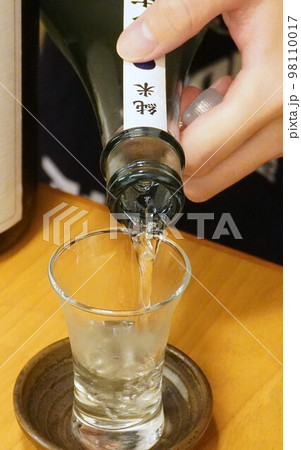 「日本酒を注ぐ(縦)」 「日本酒を注ぐ(縦)」 98110017