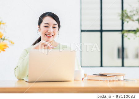 女性　パソコン 98110032