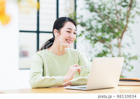女性 パソコン 女性 パソコン 98110034
