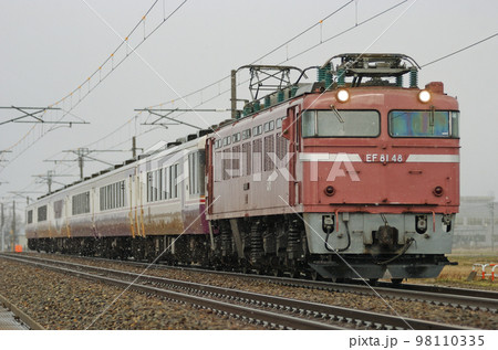 北陸本線　加賀笠間ー美川　JR西日本　EF81-48（敦賀）＋12系（金沢）　わくわく団らん 98110335