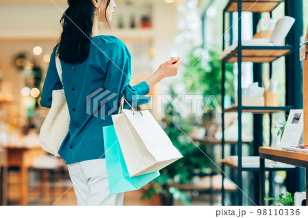 買い物する若い女性 98110336