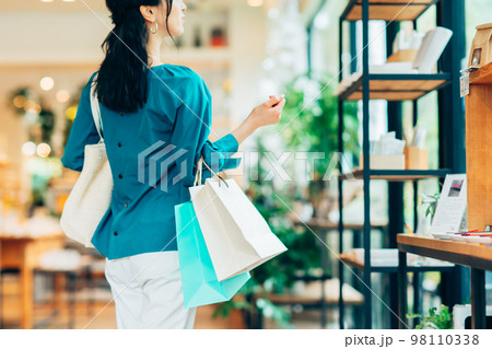 買い物する若い女性 98110338