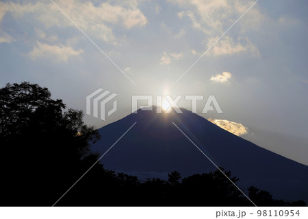 山中湖から見た富士山の山頂に沈む太陽(ダイヤモンド富士) 山中湖から見た富士山の山頂に沈む太陽(ダイヤモンド富士) 98110954