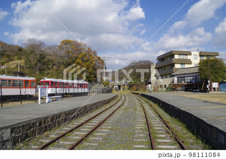 廃線後も残る下津井駅のプラットホームと車両 98111084