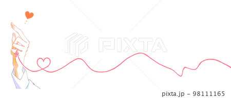 運命の赤い糸を結んでいる男性の手　横長 98111165