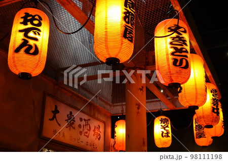 大衆酒場の赤提灯 98111198