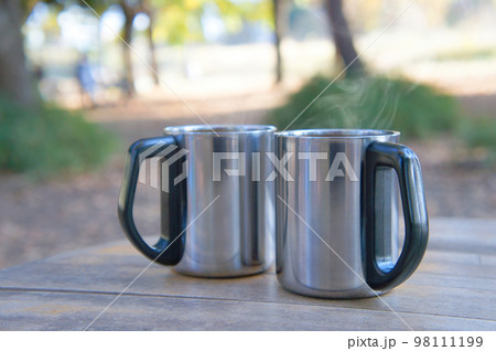 公園で飲む暖かいコーヒー 公園で飲む暖かいコーヒー 98111199