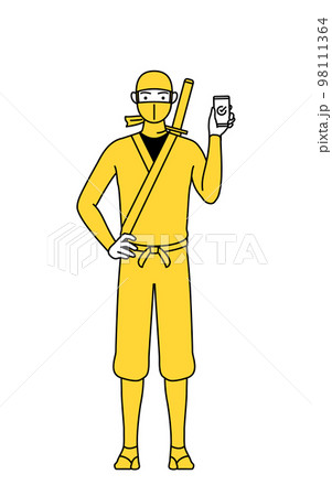 仕事でスマホを使う忍者のコスプレをした男性 98111364