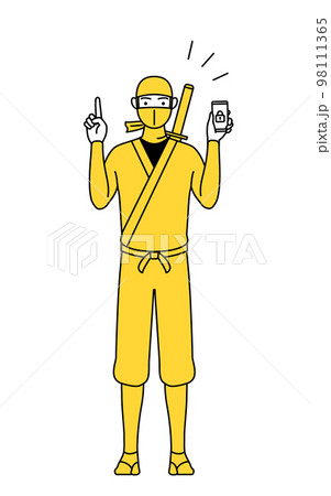 スマホのセキュリティ対策をする忍者のコスプレをした男性 98111365