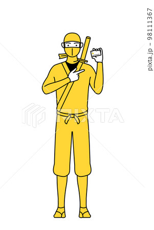 クレジット決済を勧める忍者のコスプレをした男性 98111367