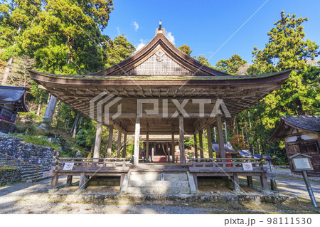 秋の日吉大社　白山姫神社拝殿（滋賀県大津市坂本） 98111530