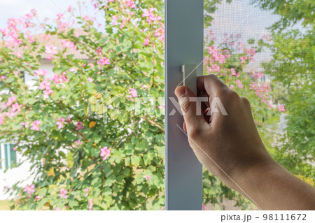 Hand hold mosquito net wire screen handle on house window 98111672