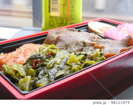 電車の車内で食べる焼肉駅弁 98111974