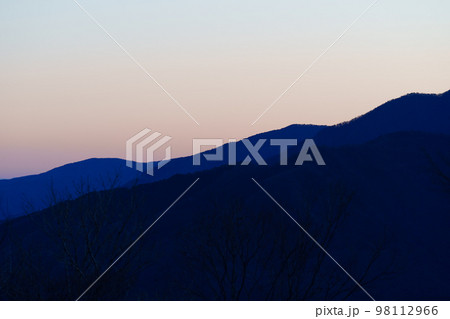 夕暮れの山陰 98112966