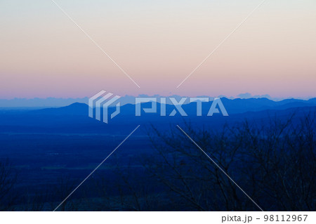 夕暮れの山陰 夕暮れの山陰 98112967