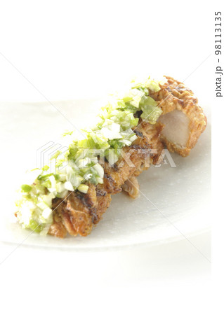 ねぎ塩チキンを白背景で撮影 ねぎ塩チキンを白背景で撮影 98113135