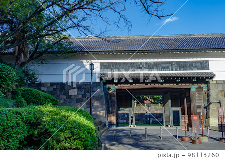 【東京の都市風景】皇居北の丸公園田安門 【東京の都市風景】皇居北の丸公園田安門 98113260