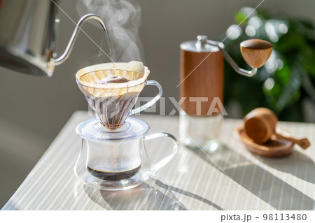 珈琲 コーヒー ハンドドリップ HARIO V60 抽出 湯気 白ストライプ 珈琲 コーヒー ハンドドリップ HARIO V60 抽出 湯気 白ストライプ 98113480