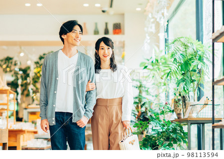買い物する若いカップル 買い物する若いカップル 98113594